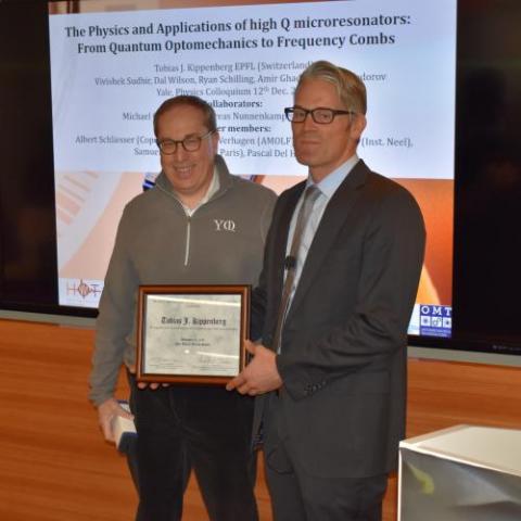 Doug Stone presenting the award to Tobias Kippenberg